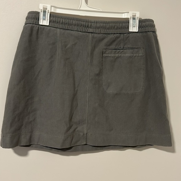 Athleta Farallon Skirt Women's 10 Grey Zipped Pockets Elastic Waist Drawstring - Picture 3 of 3
